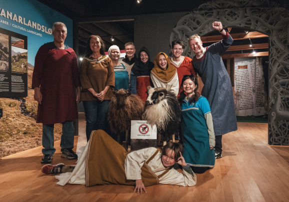 Beim Besuch des Museums auf den Färöer Inseln kann man im Museum in historischen Kleidern ein Gruppenfoto machen